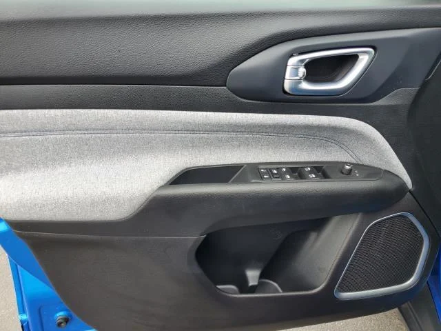 Used 2022 Laser Blue Pearlcoat Jeep Latitude image 18