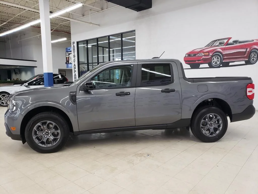 New 2025 Carbonized Gray Metallic Ford XLT image 4