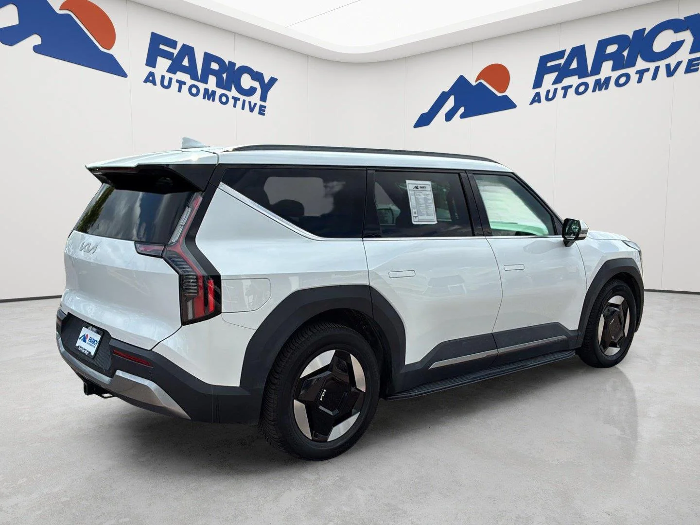 Used 2024 Snow White Pearl Kia Wind image 15