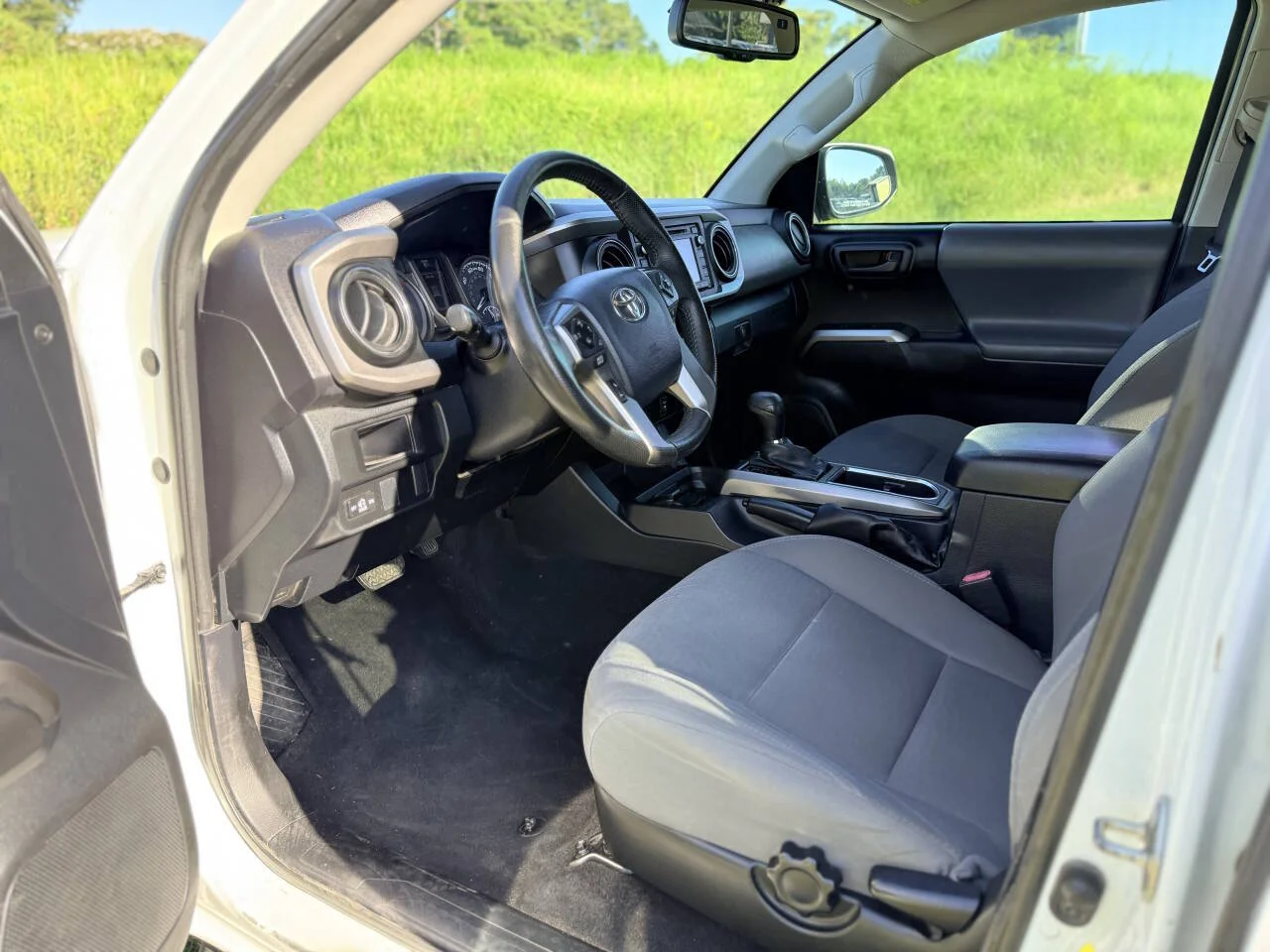 Used 2017 White Toyota SR5 V6 4x2 4dr Double Cab 5.0 ft SB image 12