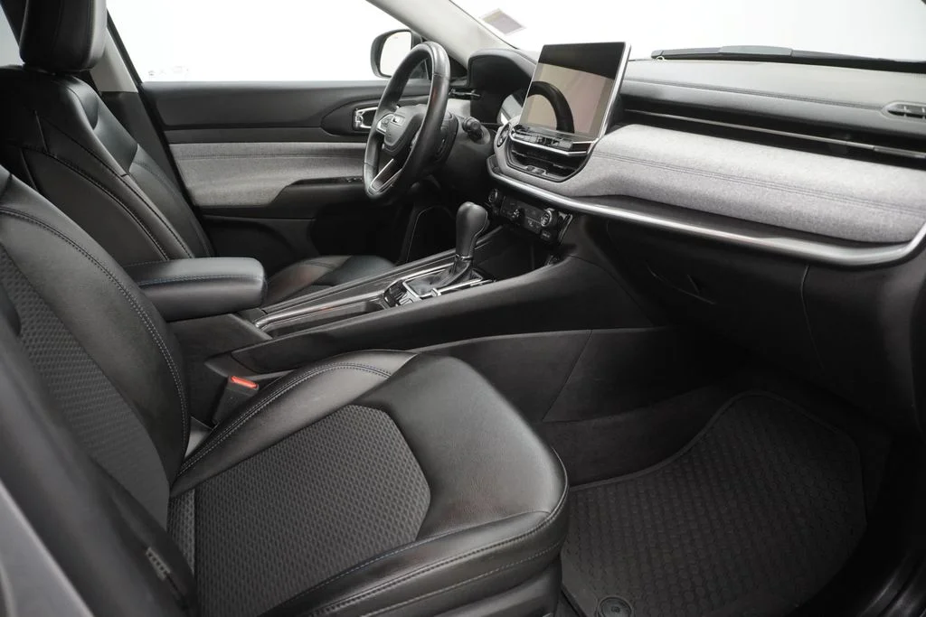 Certified Used 2022 Silver Jeep Latitude image 47