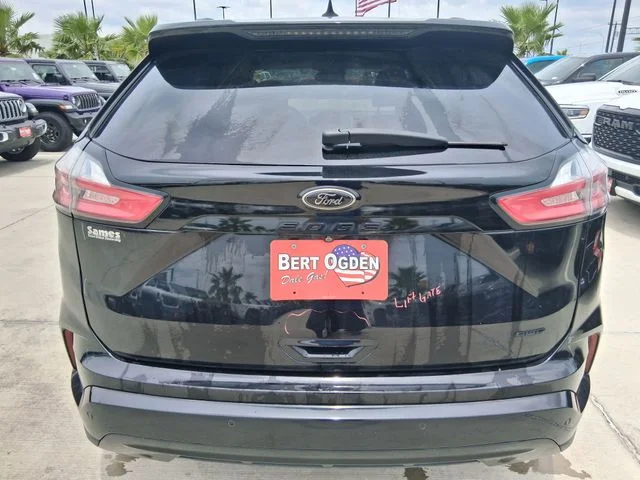 Used 2022 Black Ford SE image 6