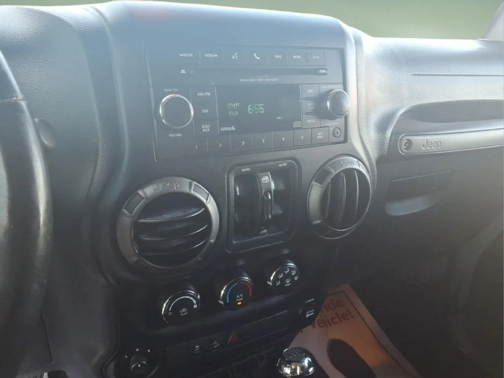 Used 2015 Gray Jeep Unlimited Sport image 19