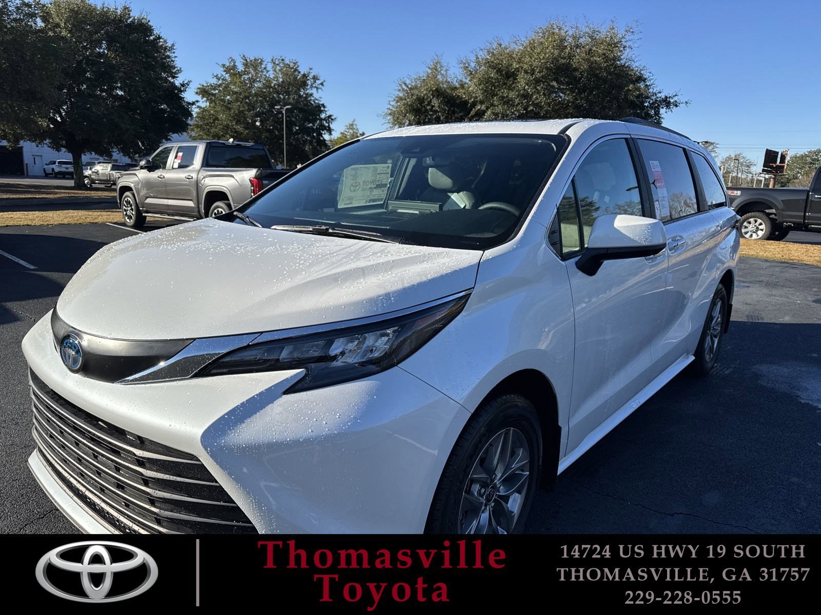 2025 Toyota Sienna XLE 7-Passenger Hybrid FWD's photo