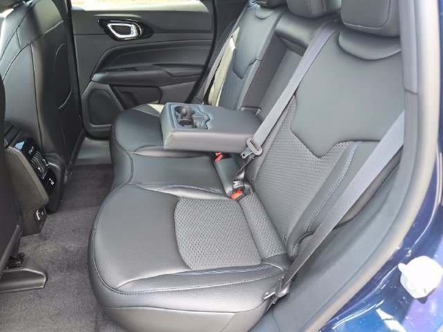New 2026 Fathom Blue Pearl-Coat Exterior Paint Jeep Latitude image 30