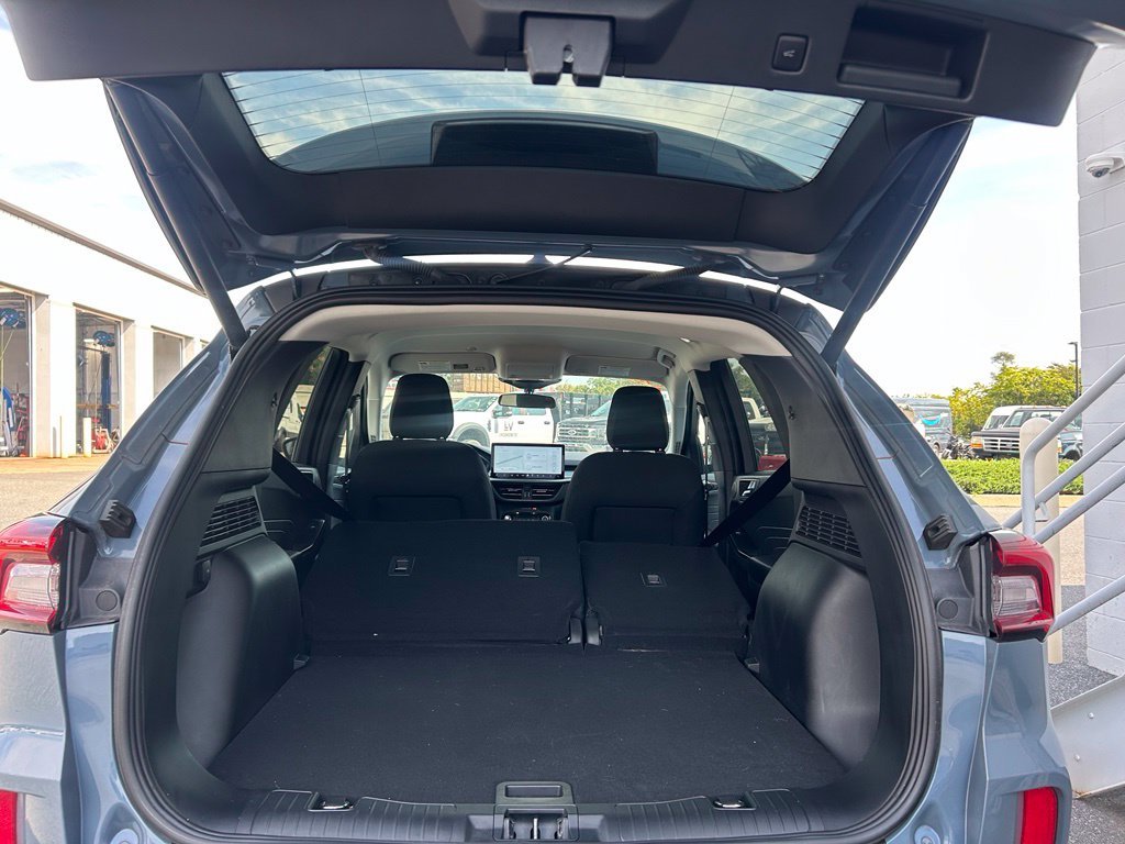 Used 2023 Vapor Blue Ford Active image 22