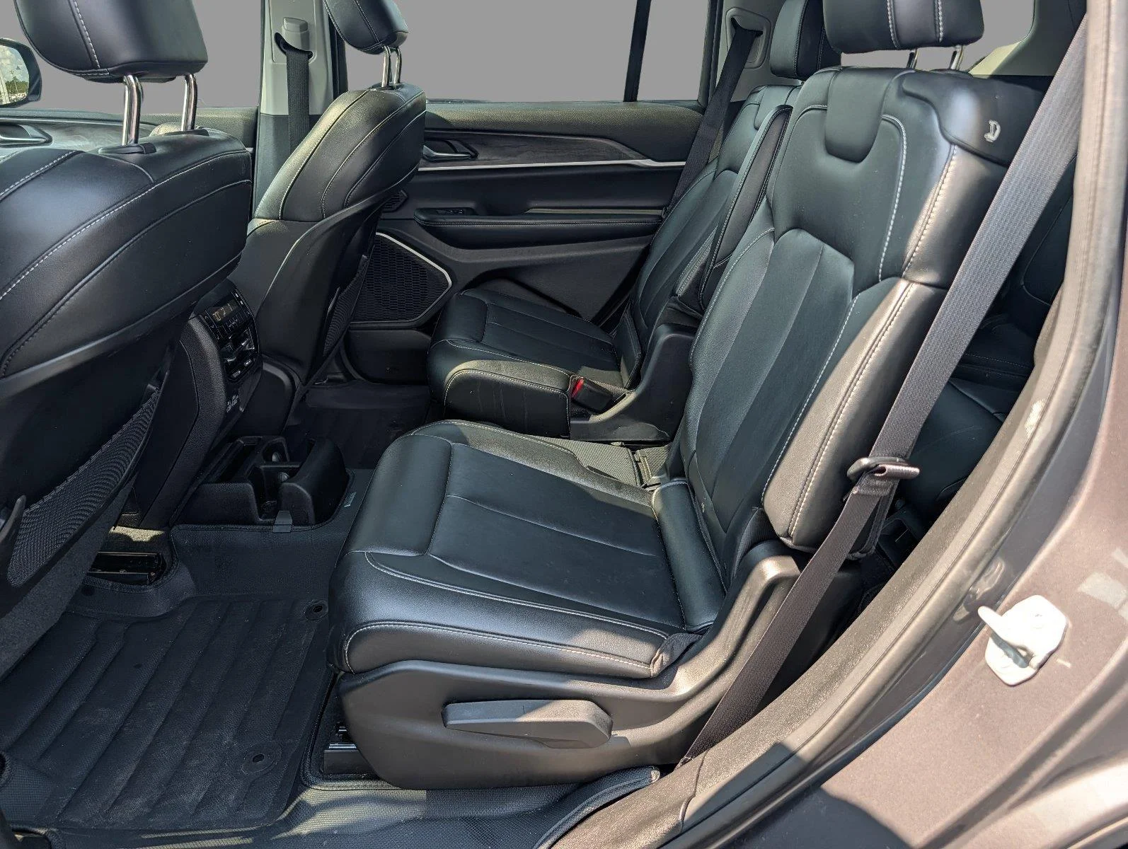 Used 2023 Baltic Gray Metallic Clearcoat Jeep Limited image 31