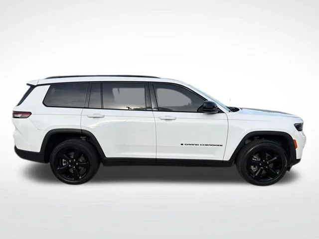 Used 2023 White Jeep Altitude image 8