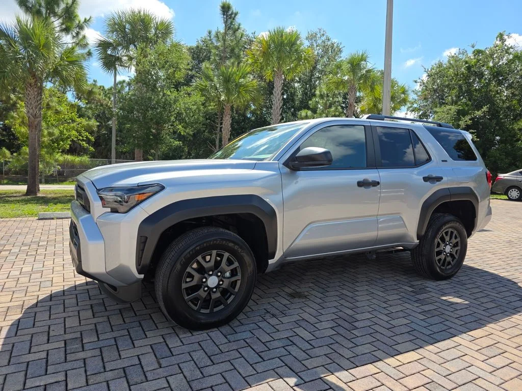 Used 2025  Toyota SR5 image 3