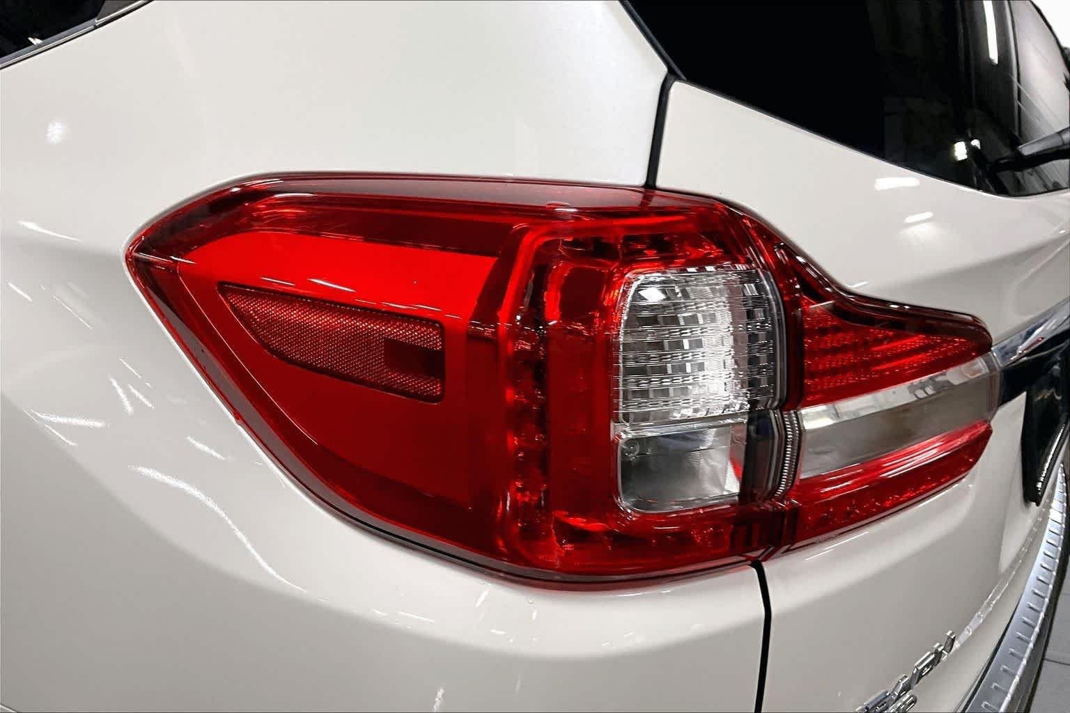 Used 2022 Crystal White Pearl Subaru Limited image 26