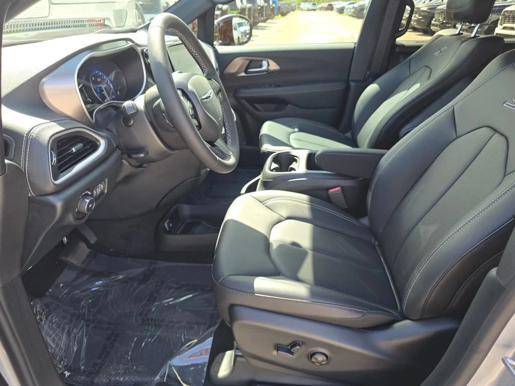 New 2026 Silver Mist Clear-Coat Exterior Paint Chrysler Select image 14