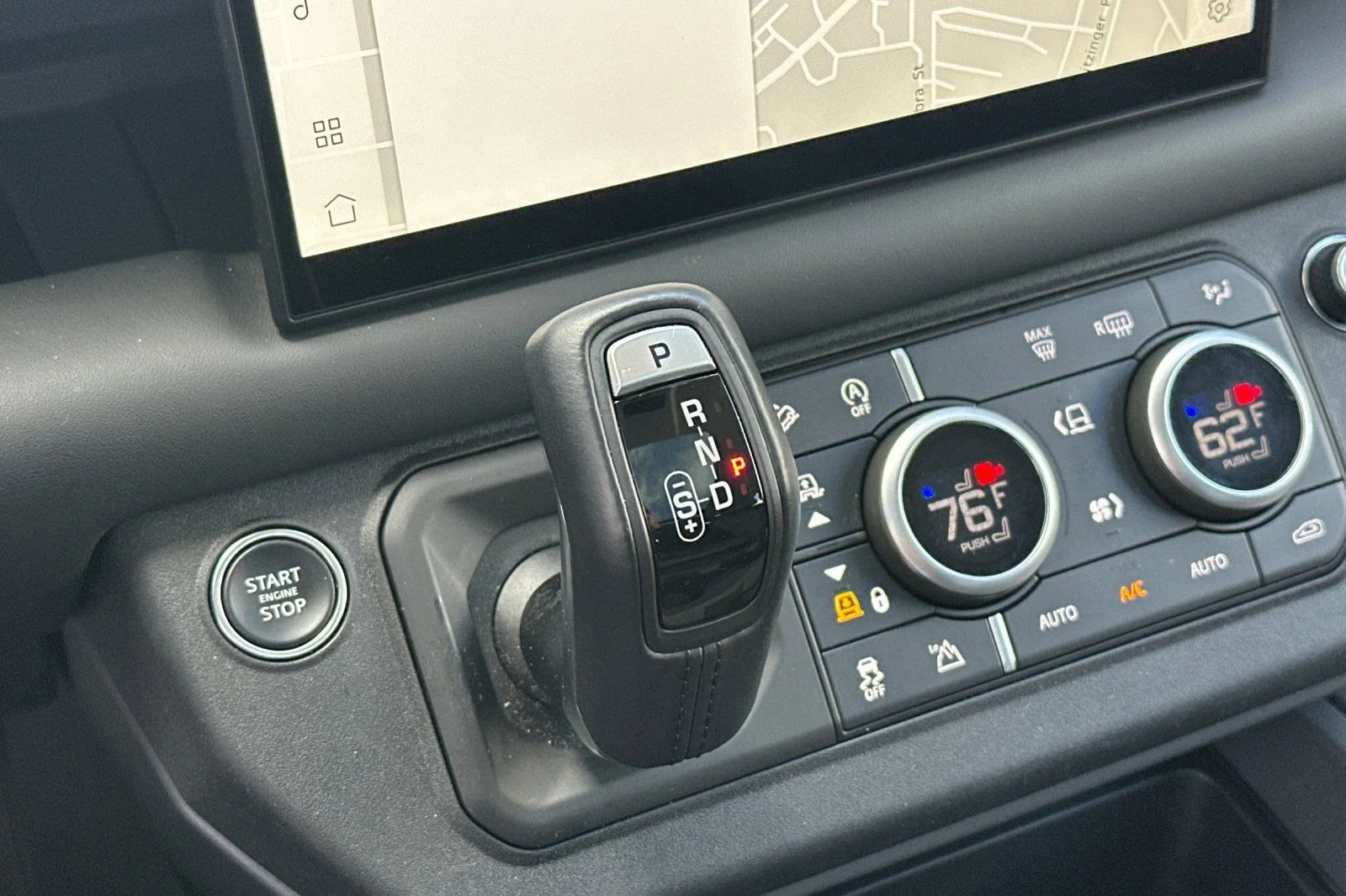 Used 2025  Land Rover S image 27