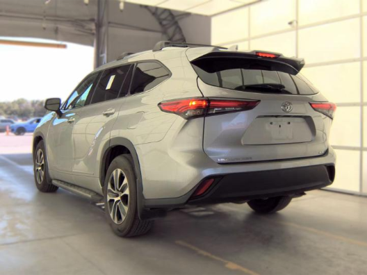 Used 2021 Silver Toyota XLE image 10