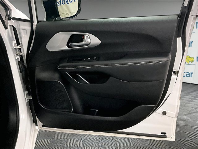 Used 2024 White Chrysler Select S Appearance image 12