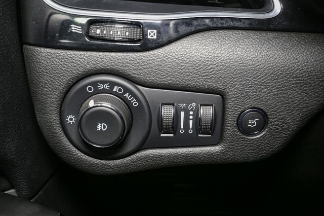 Used 2023 Black Jeep Altitude image 37