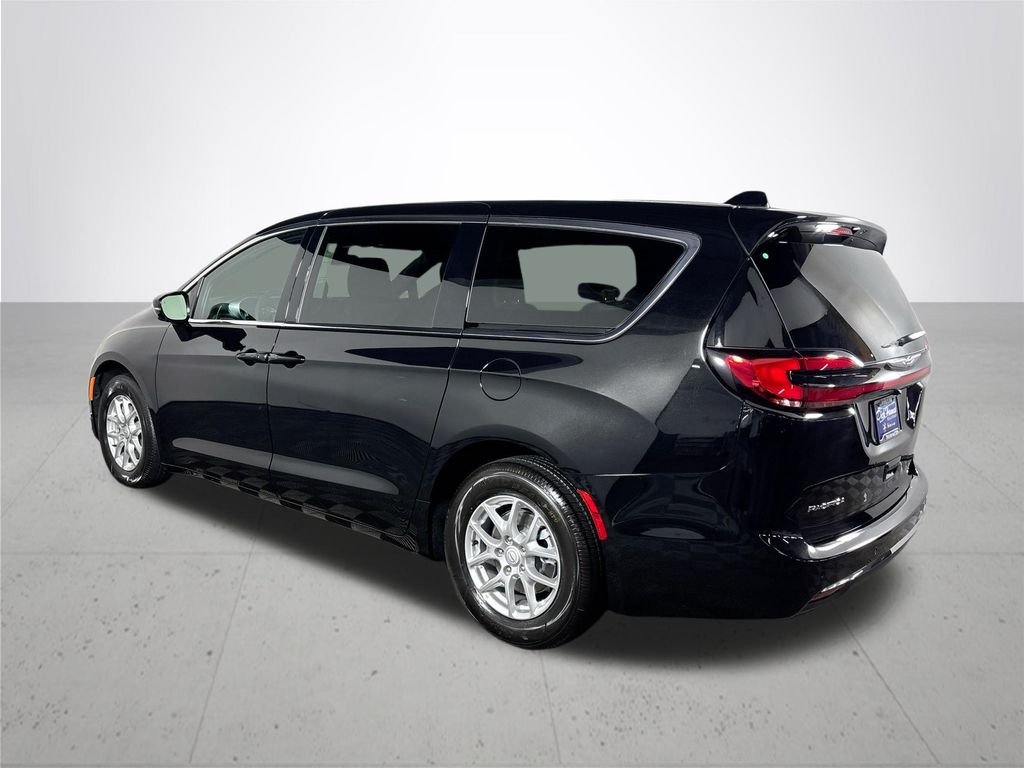 2026 Chrysler Pacifica Select - Photo 8