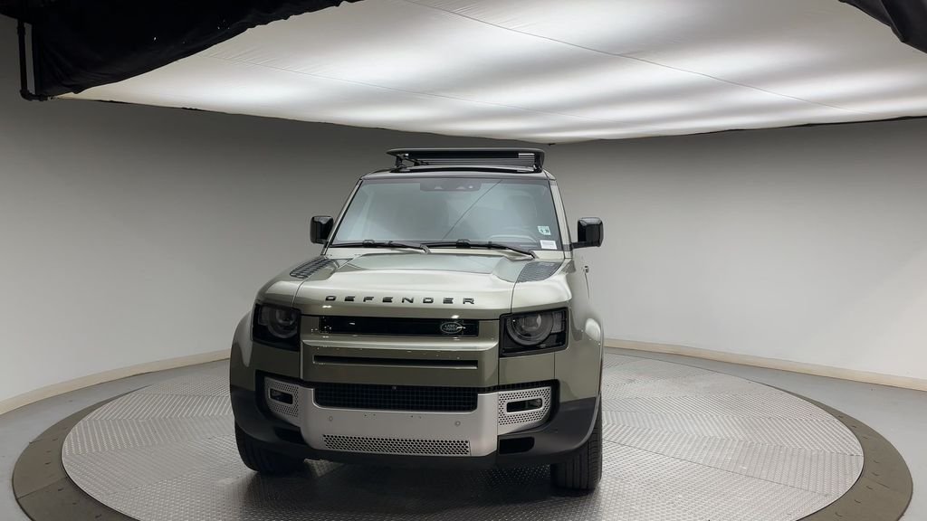 Used 2025 Pangea Green Metallic Land Rover S image 7