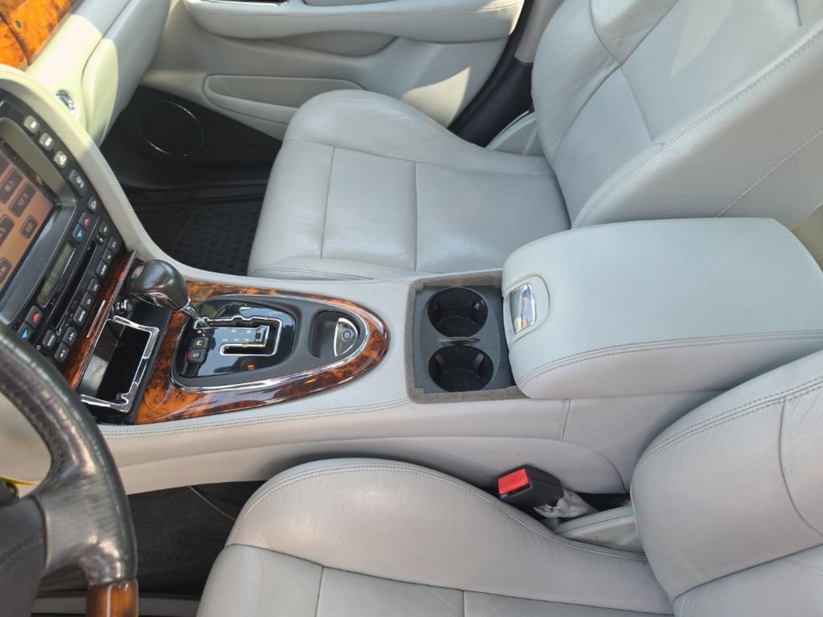 Used 2004  Jaguar XJR image 18
