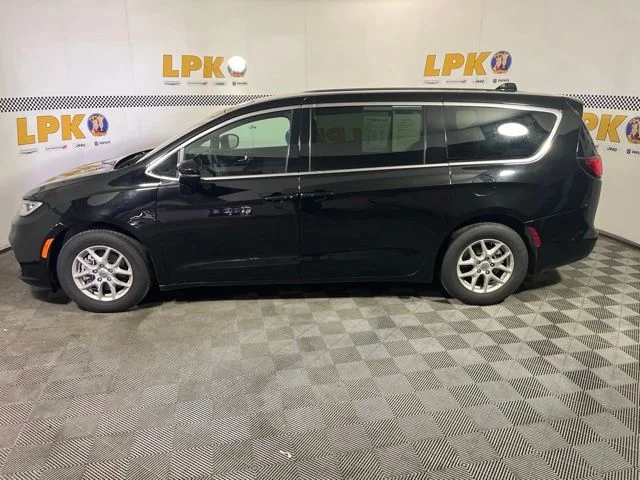 Used 2025 Diamond Black Chrysler Select image 6
