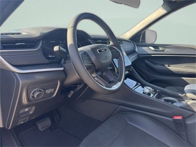 New 2025 Bright White Clear-Coat Exterior Paint Jeep Laredo image 12