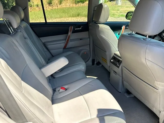 Used 2010 Classic Silver Metallic Toyota Limited image 21