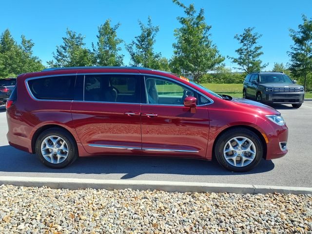 Used 2019 Velvet Chrysler Touring L Plus image 4