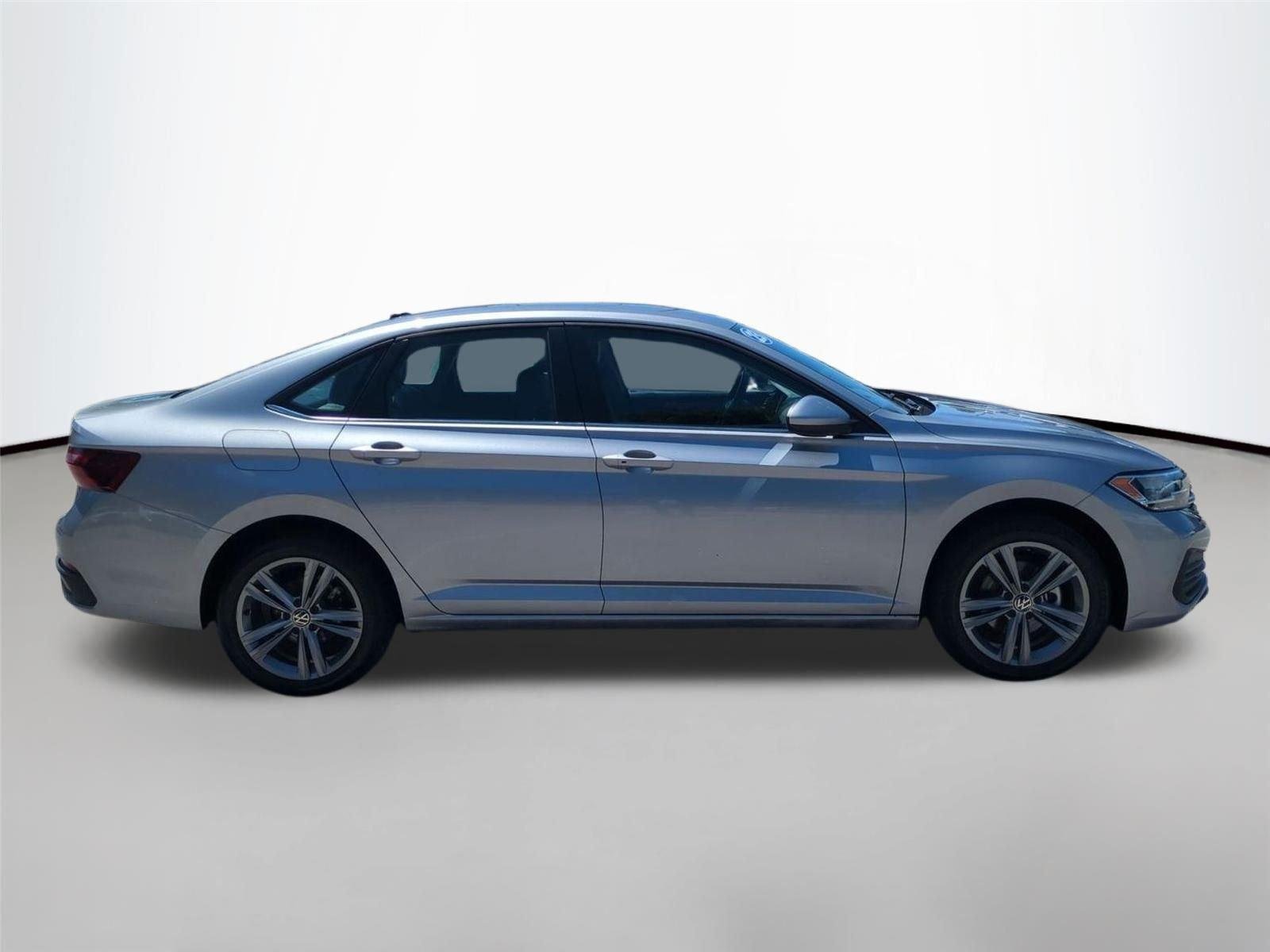 Used 2023  Volkswagen SE image 6