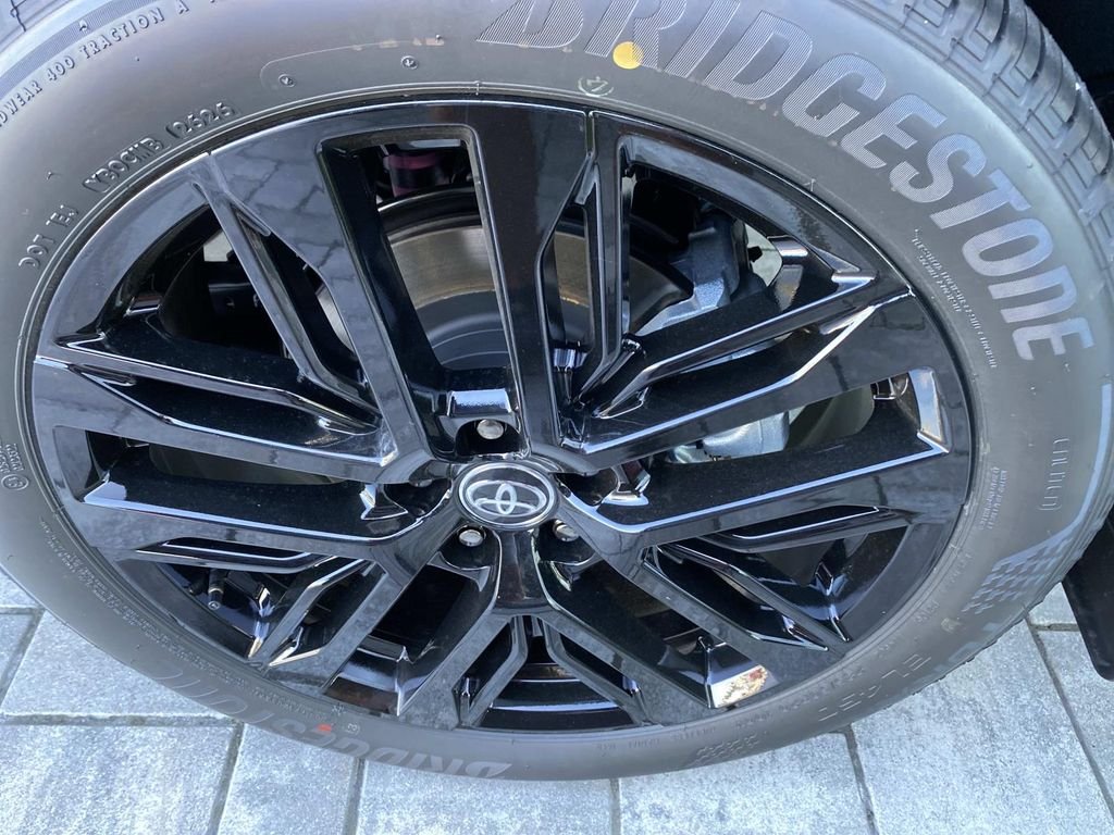 New 2026 Wind Chill Pearl with Midnight Black Metallic roof Toyota XSE image 6