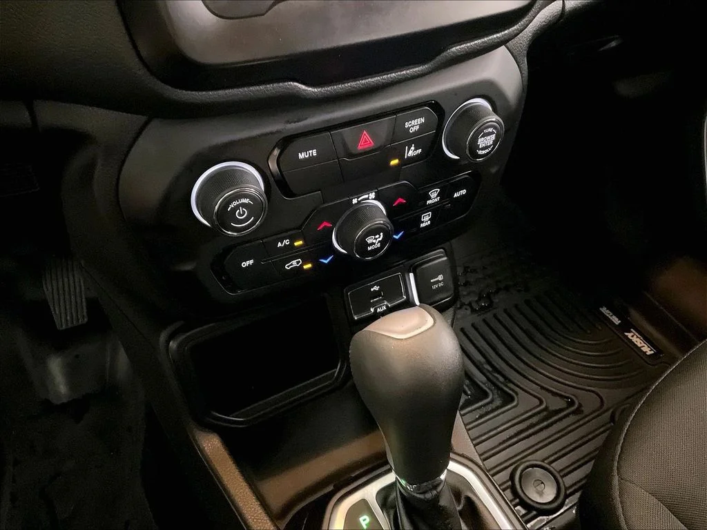 Used 2021 White Jeep Latitude image 36