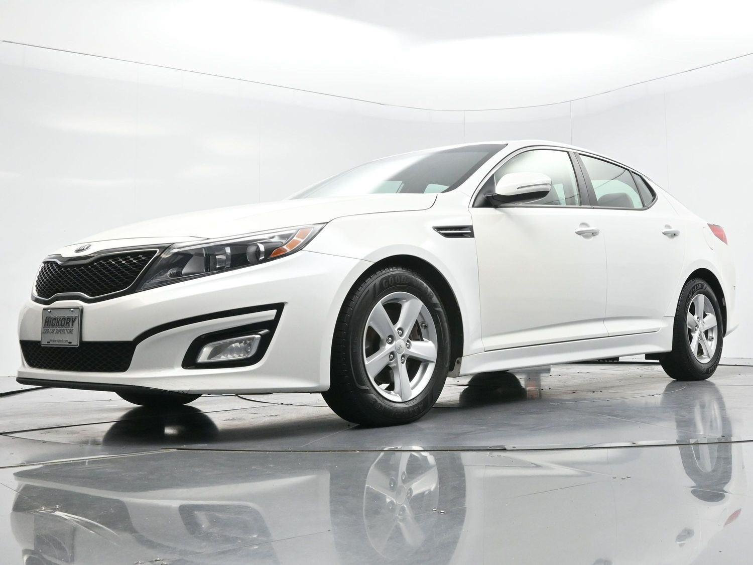Used 2015 Snow White Pearl Kia LX image 46