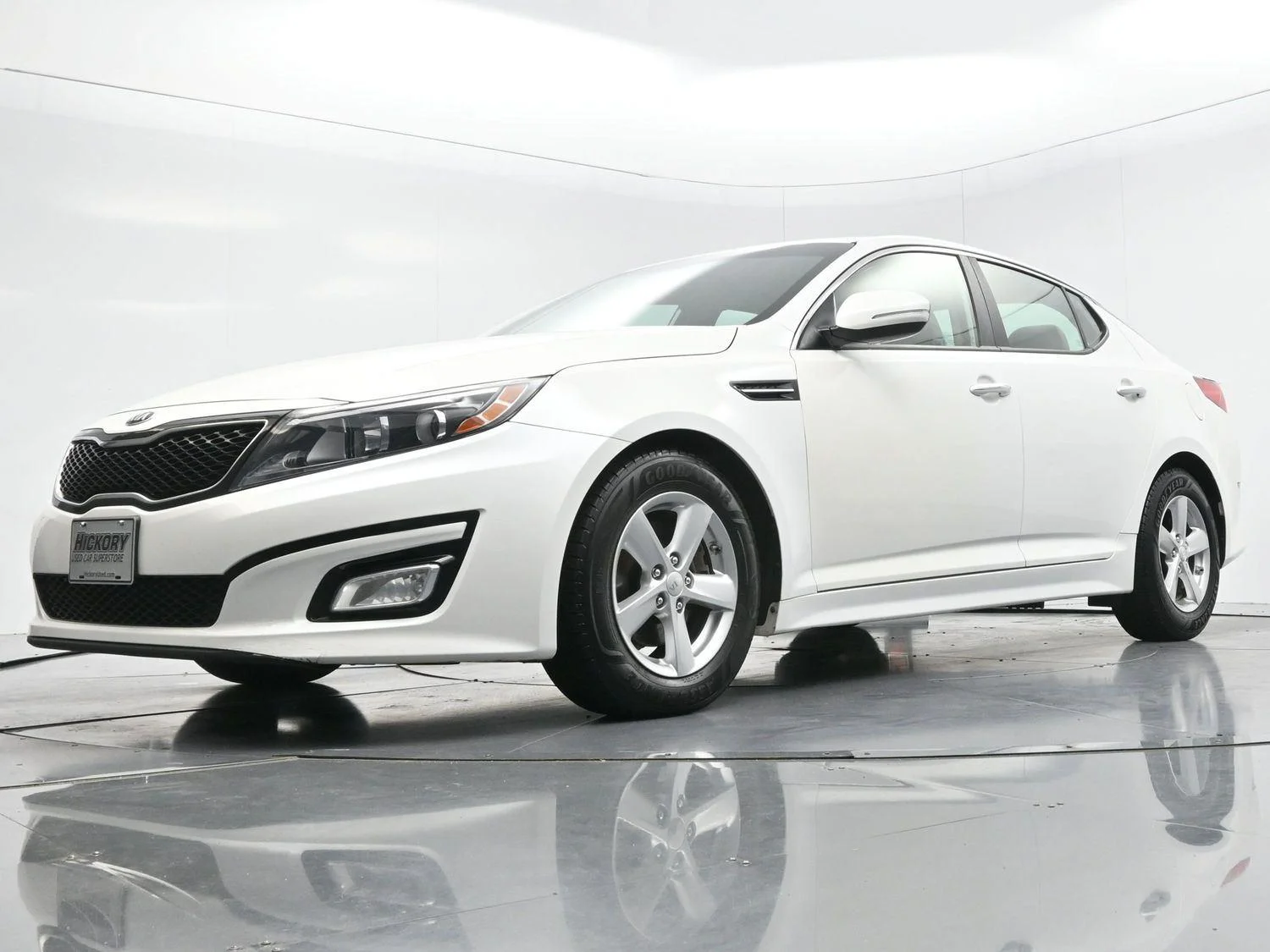 Used 2015 Snow White Pearl Kia LX image 46