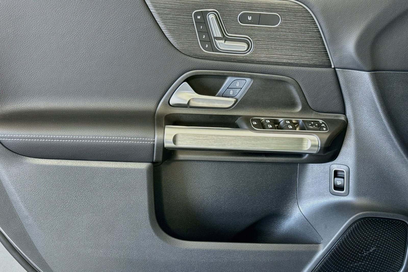 New 2026 Mountain Grey Metallic Mercedes-Benz GLB 250 image 16