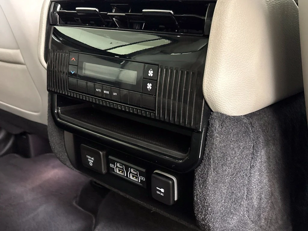 Used 2023 White Jeep Base image 22