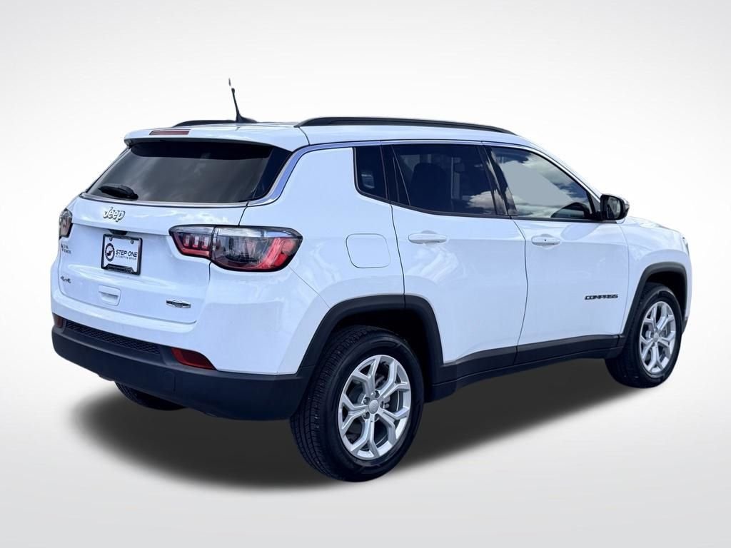 Used 2024 White Jeep Latitude image 6