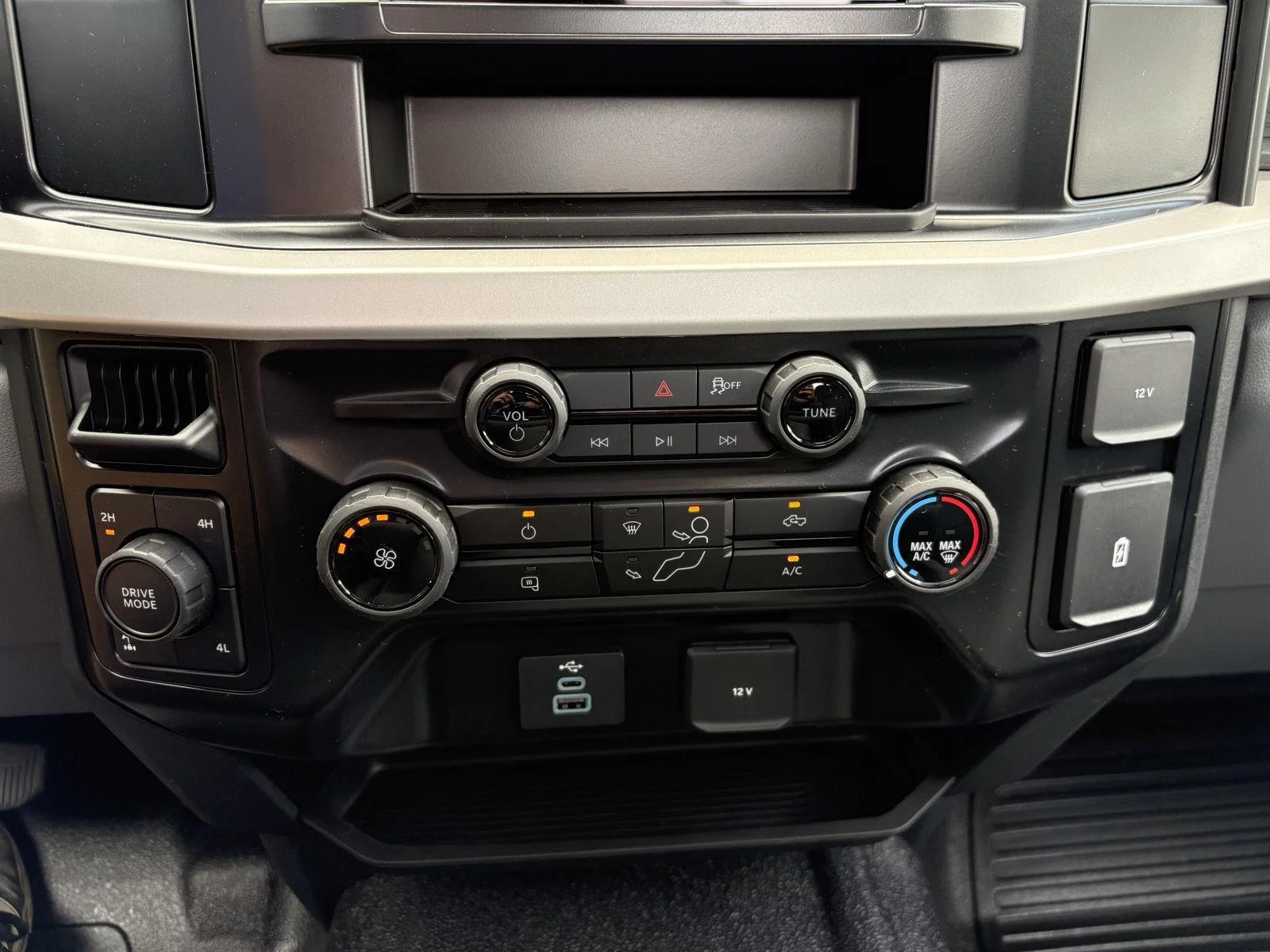 New 2026 Oxford White Ford F-250® XL image 17