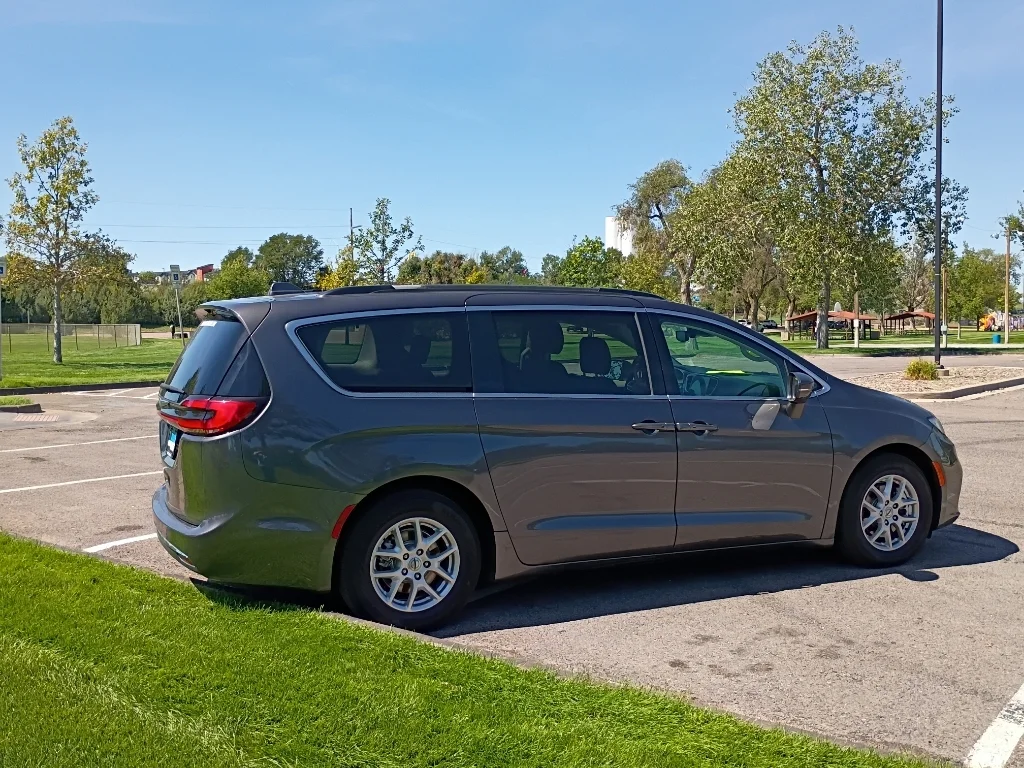Used 2022 Granite Crystal Metallic Clearcoat Chrysler Touring L image 6