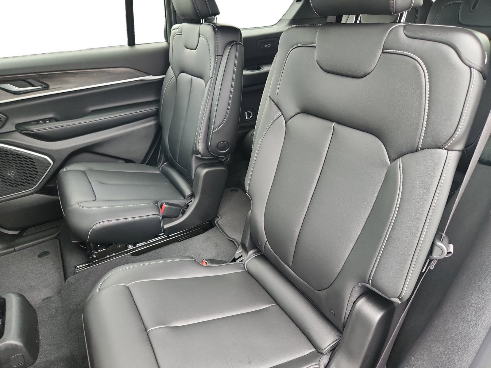 New 2026 Bright White Clear-Coat Exterior Paint Jeep Limited image 23