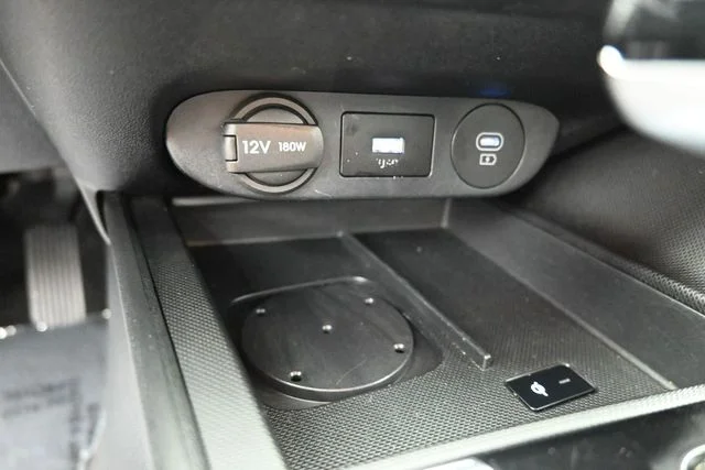 Used 2025 White Hyundai SEL Convenience image 33