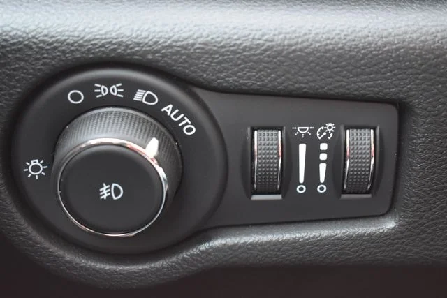 Used 2025 Black Chrysler Select image 27