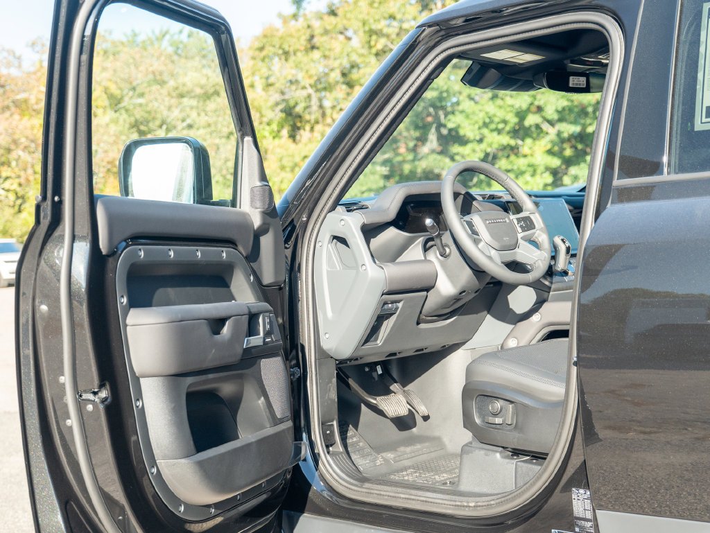 New 2026 Santorini Black Land Rover S image 10