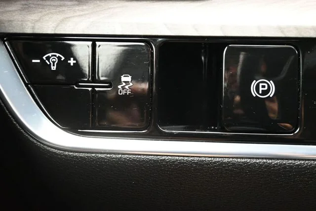 Used 2023 Green Kia X-Line image 35