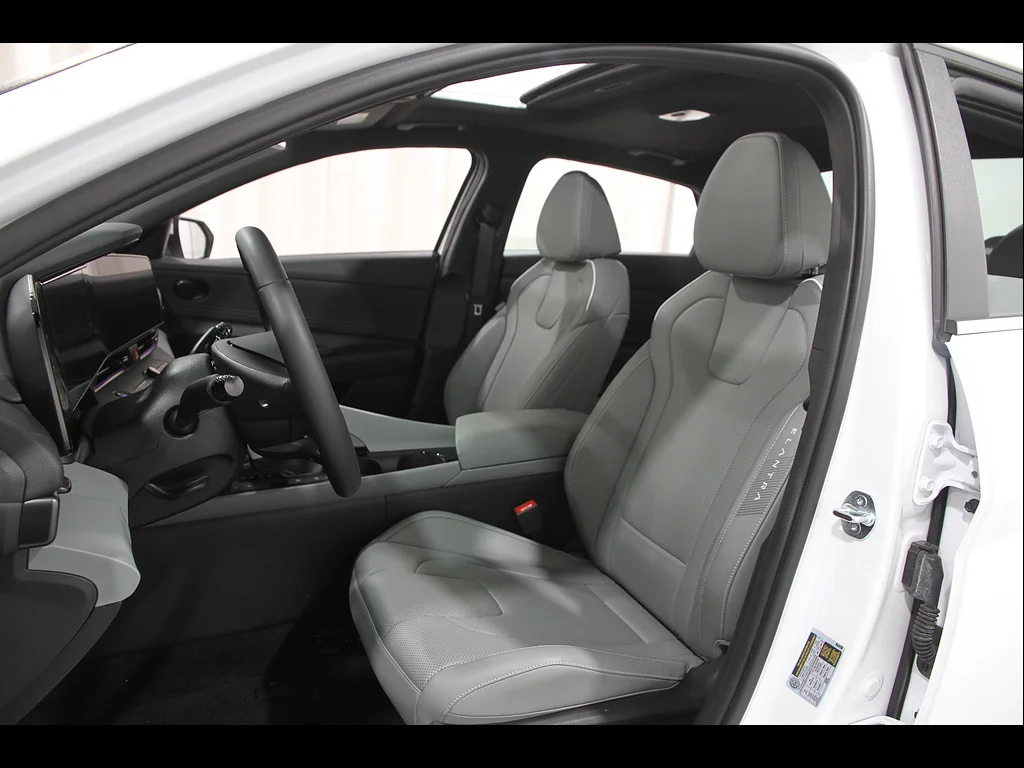 Used 2025 Serenity White Pearl Hyundai Limited image 5