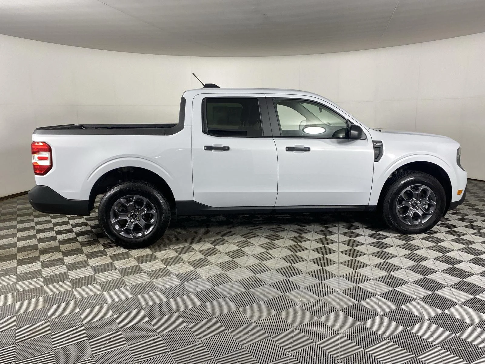 New 2025 White Metallic Ford XLT image 8
