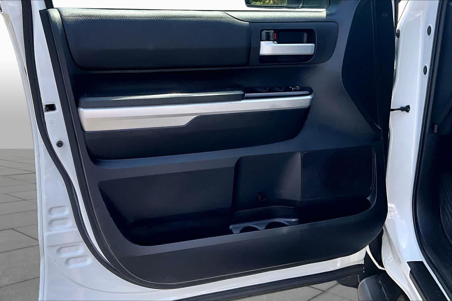 Used 2017 Super White Toyota SR5 image 21