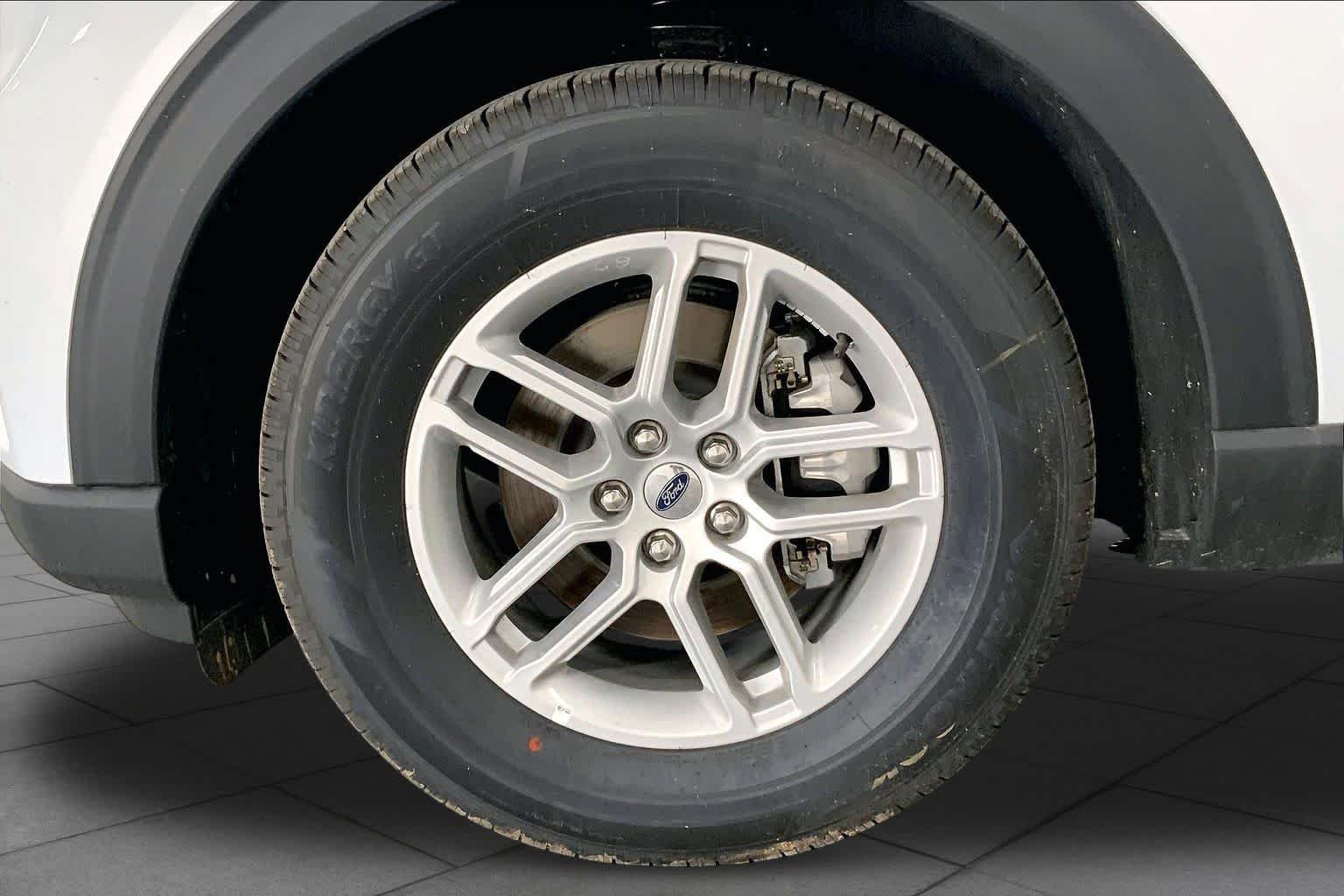 New 2026 Space White Metallic Ford Active image 9
