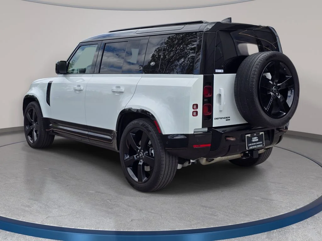 Used 2023 Fuji White Land Rover X-Dynamic SE image 7