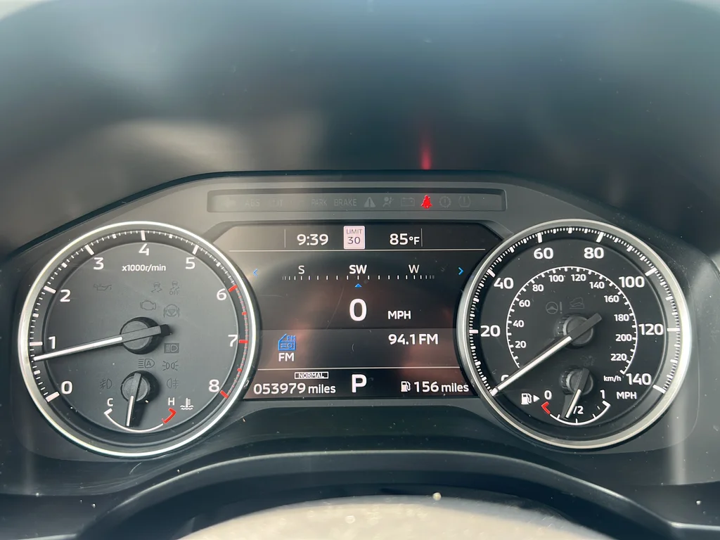 Used 2024 Silver Mitsubishi SE image 18