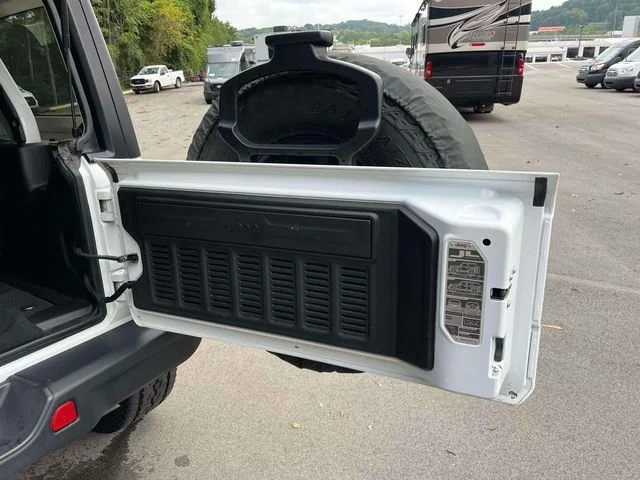 Certified Used 2018 Bright White Clearcoat Jeep Unlimited Rubicon image 21