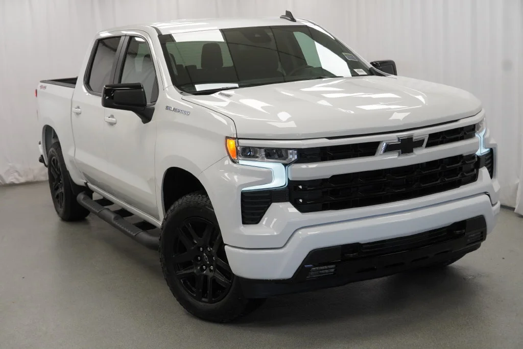 New 2026 Summit White Chevrolet RST image 34