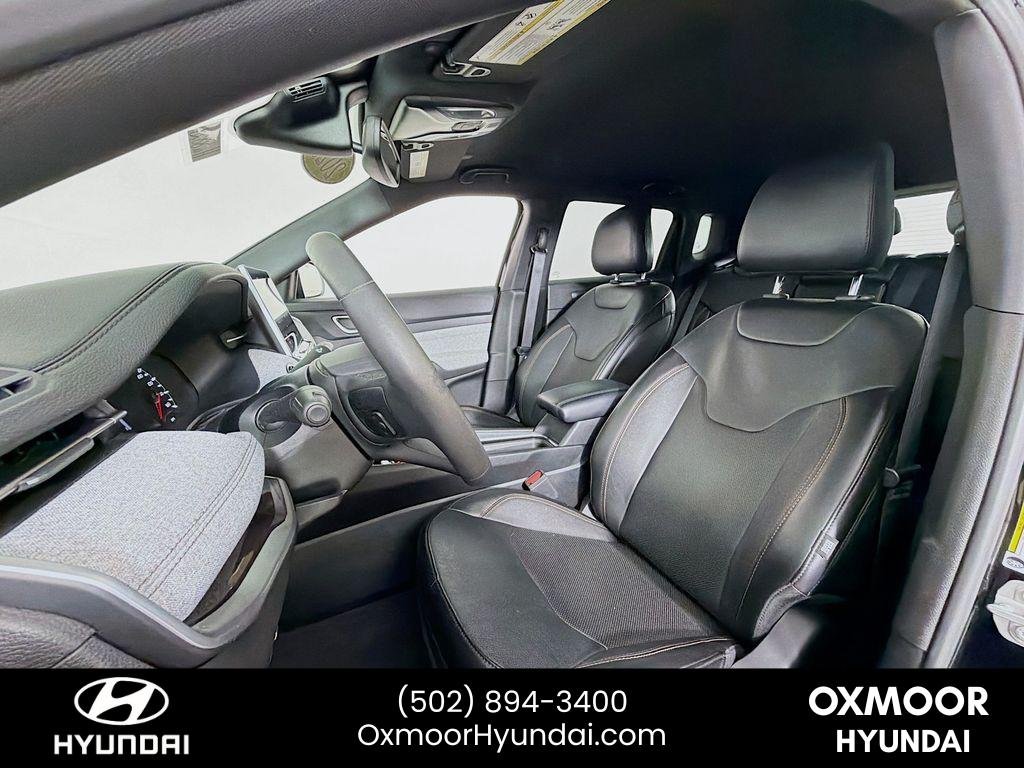 Used 2023 Diamond Black Crystal Pearlcoat Jeep Latitude Lux image 20